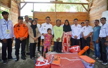 Kunjungi Korban Bencana Angin Kencang di Kelurahan Lamasi, Dhevy Janjikan Bantuan Pembangunan RLH
