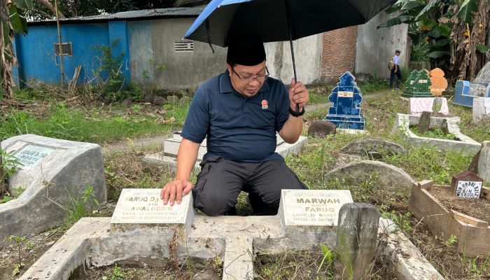 Ziarah Ke Makam Almarhumah Ibunda, Ketua PKS Sulsel Anwar Faruq Kenang Pesan Ketulusan Untuk Pelayanan Umat