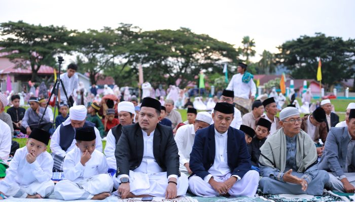 Wabup Luwu Shalat Idul Fitri Bersama Warga di Walenrang, Ajak Perkuat Persatuan dan Gotong Royong