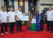 Bupati Luwu Serahkan Rp223 Juta Santunan untuk Keluarga Nelayan