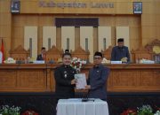 Wabup Luwu Serahkan LKPJ Tahun Anggaran 2025 di Rapat Paripurna DPRD