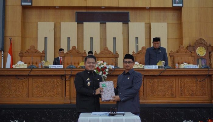 Wabup Luwu Serahkan LKPJ Tahun Anggaran 2025 di Rapat Paripurna DPRD