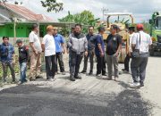 Wabup Luwu Tinjau Pengaspalan Jalan Bolong–Lamasi, Pastikan Pekerjaan Tepat Waktu
